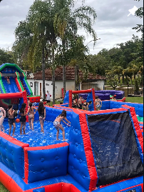 Brinquedos infláveis em evento